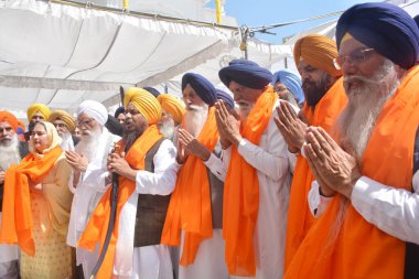 AMRITSAR INDIA MARCH 18 Mart 2025 Eski Akal Takht Jathedar Giani Harpreet Singh C temsilcisi Akali Dal 'ın Akal Takht' a üyelik sürüşünü başlatmak için Akal Takht paneli önünde 18 Mart 2025 tarihinde Amritsar Hindistan 'da Ardas' ı seslendirdi. 