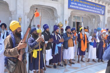 AMRITSAR INDIA MARCH 18 Mart 2025 Nihang Singh Altın Tapınak dışında Shiromani Akali Dal üyelik girişimi sırasında 18 Mart 2025 Amritsar Hindistan