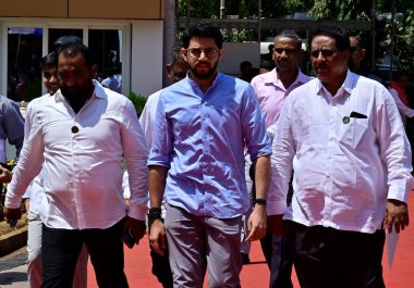 MUMBAI INDIA MARCH 18 Mart 2025 Shiv Sena UBT MLA Aaditya Thackeray 18 Mart 2025 tarihinde Hindistan 'da Vidhan Bhavan' da yapılan bütçe toplantısı sırasında 