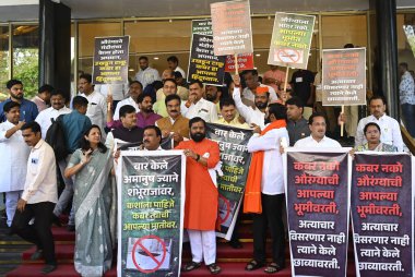 MUMBAI INDIA Yürüyüşü 18 Mart 2025 Shiv Sena Shinde Grubu ve BJP MLC 'ler 18 Mart 2025' te Hindistan 'da Vidhan Bhavan' da düzenlenen bütçe toplantısı sırasında merdivenlerde protesto gösterisi düzenlediler. 