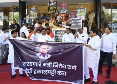 MUMBAI INDIA MARCH 18 Mart 2025 Shiv Sena UBT ve Cong MLA 'lar ve MLC' ler 18 Mart 2025 'te Hindistan' da Vidhan Bhavan 'da düzenlenen bütçe toplantısı sırasında Nitesh Rane' i protesto ettiler. 