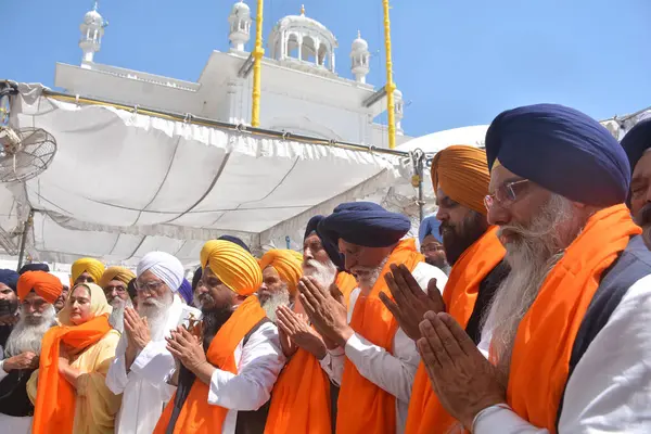 AMRITSAR INDIA MARCH 18 Mart 2025 Eski Akal Takht Jathedar Giani Harpreet Singh C temsilcisi Akali Dal 'ın Akal Takht' a üyelik sürüşünü başlatmak için Akal Takht paneli önünde 18 Mart 2025 tarihinde Amritsar Hindistan 'da Ardas' ı seslendirdi. 