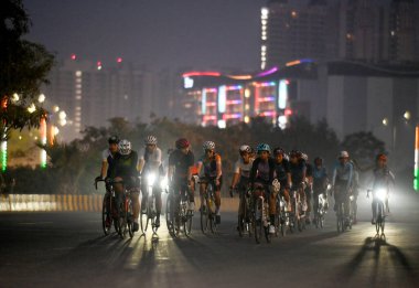 GREATER NOIDA, INDIA - 23 Mart 2025: 24 eyaletten 2600 'den fazla bisikletçi HCL tarafından düzenlenen Cyclothon Maratonu' na katıldı, Noida-Greater Noida Link Road 'da 23 Mart 2025' te Büyük Noida, Hindistan 'da 10 km' lik bir döngü üzerinde düzenlendi.. 