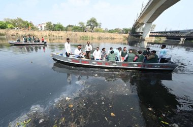 NEW DELHI, INDIA - 22 Mart 2025 tarihinde Hindistan 'ın Yeni Delhi kentinde, Sahibi Nehri ve Najafgarh Kanalizasyonu' nda yapılan teftiş sırasında Delhi Bayındırlık Bakanlığı (PWD) bakanı Parvesh Sahib Singh Verma. 