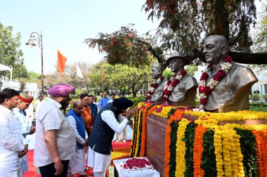 NEW DELHI, INDIA - 23 Mart: Delhi Kabine Bakanı Manjinder Singh Sirsa, Delhi Meclis Başkanı Vijender Gupta ve Delhi BJP liderleri şehitler Shaheed Bhagat Singh, Rajguru, Sukhguru, Sukhdev