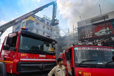 NEW DELHI, INDIA - 22 Mart 2025 tarihinde Hindistan 'ın Yeni Delhi kentinde, Shaheen Bagh ana yol pazarındaki bir ayakkabı galerisinde yangın çıktı.. 