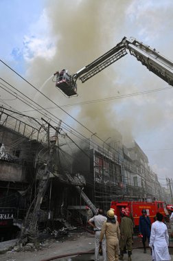 NEW DELHI, INDIA - 22 Mart 2025 tarihinde Hindistan 'ın Yeni Delhi kentinde, Shaheen Bagh ana yol pazarındaki bir ayakkabı galerisinde yangın çıktı.. 