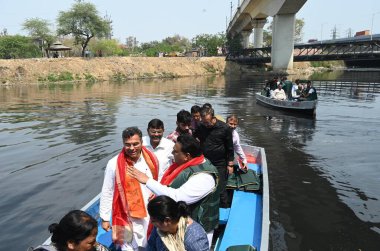 NEW DELHI, INDIA - 22 Mart 2025 tarihinde Hindistan 'ın Yeni Delhi kentinde, Sahibi Nehri ve Najafgarh Kanalizasyonu' nda yapılan teftiş sırasında Delhi Bayındırlık Bakanlığı (PWD) bakanı Parvesh Sahib Singh Verma.