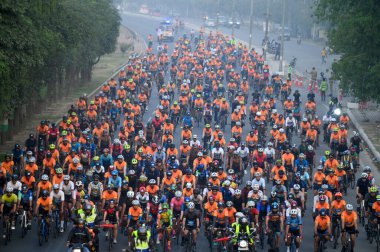 GREATER NOIDA, INDIA - 23 Mart 2025: 24 eyaletten 2600 'den fazla bisikletçi HCL tarafından düzenlenen Cyclothon Maratonu' na katıldı, Noida-Greater Noida Link Road 'da 23 Mart 2025' te Büyük Noida, Hindistan 'da 10 km' lik bir döngü üzerinde düzenlendi.. 