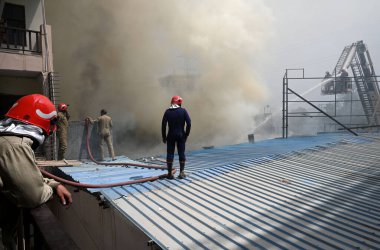 NEW DELHI, INDIA - 22 Mart 2025 tarihinde Hindistan 'ın Yeni Delhi kentinde, Shaheen Bagh ana yol pazarındaki bir ayakkabı galerisinde yangın çıktı.. 