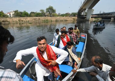 NEW DELHI, INDIA - 22 Mart 2025 tarihinde Hindistan 'ın Yeni Delhi kentinde, Sahibi Nehri ve Najafgarh Kanalizasyonu' nda yapılan teftiş sırasında Delhi Bayındırlık Bakanlığı (PWD) bakanı Parvesh Sahib Singh Verma. 