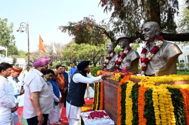 NEW DELHI, INDIA - 23 Mart: Delhi Kabine Bakanı Manjinder Singh Sirsa, Delhi Meclis Başkanı Vijender Gupta ve Delhi BJP liderleri şehitler Shaheed Bhagat Singh, Rajguru, Sukhguru, Sukhdev