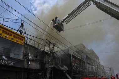 NEW DELHI, INDIA - 22 Mart 2025 tarihinde Hindistan 'ın Yeni Delhi kentinde, Shaheen Bagh ana yol pazarındaki bir ayakkabı galerisinde yangın çıktı.. 