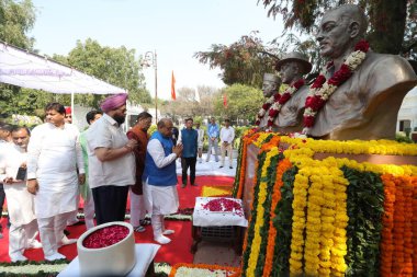 NEW DELHI, INDIA - 23 Mart 'ta Delhi Meclis Başkanı Vijender Gupta özgürlük savaşçıları Bhagat Singh, Sukhdev ve Rajguru' ya 23 Mart 2025 'te Hindistan' ın Yeni Delhi kentinde şehitlik günlerinde çiçek verdi. Shaheed Diwas ya da Şehitler Günü