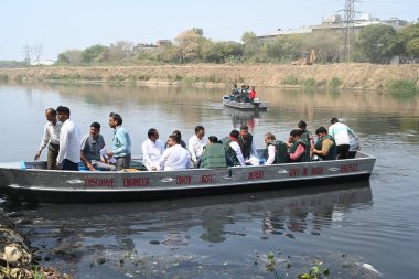 NEW DELHI, INDIA - 22 Mart 2025 tarihinde Hindistan 'ın Yeni Delhi kentinde, Sahibi Nehri ve Najafgarh Kanalizasyonu' nda yapılan teftiş sırasında Delhi Bayındırlık Bakanlığı (PWD) bakanı Parvesh Sahib Singh Verma. 