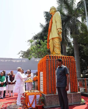 PATNA, INDIA - 23 Mart 2025: Bihar Genel Sekreteri Nitish Kumar, 23 Mart 2025 'te Hindistan' ın başkenti Patna 'da bulunan Lohia Park' taki doğum yıldönümünde Dr. Ram Manohar Lohia 'nın heykeline saygılarını sundu..