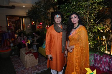 NEW DELHI, INDIA - 10 Mart 2025 tarihinde Hindistan 'ın Yeni Delhi kentinde Prabha Khaitan Vakfı tarafından düzenlenen canlı Holi kutlamaları sırasında Fautist Rakesh Chaurasia ve Shinjini Kulkarni. 
