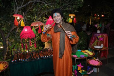NEW DELHI, INDIA - 10 Mart 2025 'te Hindistan' ın Yeni Delhi kentinde Prabha Khaitan Vakfı tarafından düzenlenen canlı bir Holi kutlaması sırasında Fautist Rakesh Chaurasia.