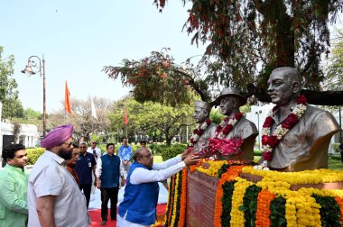 NEW DELHI, INDIA - 23 Mart 2025 'te Delhi Yasama Meclisi Başkanı Vijender Gupta ve Delhi BJP liderleri Şehadet Bhagat Singh, Rajguru, Sukhdev, Delhi Vidhan Sabha Kompleksi' nde, 23 Mart 2025 'te, Yeni Delhi, Hindistan' da. 