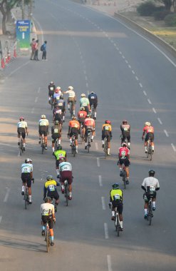 GREATER NOIDA, INDIA - 23 Mart 2025: 24 eyaletten 2600 'den fazla bisikletçi HCL tarafından düzenlenen Cyclothon Maratonu' na katıldı, Noida-Greater Noida Link Road 'da 23 Mart 2025' te Büyük Noida, Hindistan 'da 10 km' lik bir döngü üzerinde düzenlendi.. 