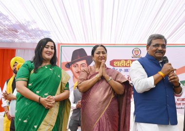 NEW DELHI, INDIA - 23 Mart: Delhi Genel Sekreteri Rekha Gupta ve Yeni Delhi Milletvekili Bansuri Swaraj, 23 Mart 2025 tarihinde Hindistan 'ın Malviya Nagar kentindeki Shahdee Park' taki 