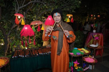NEW DELHI, INDIA - 10 Mart 2025 'te Hindistan' ın Yeni Delhi kentinde Prabha Khaitan Vakfı tarafından düzenlenen canlı bir Holi kutlaması sırasında Fautist Rakesh Chaurasia.