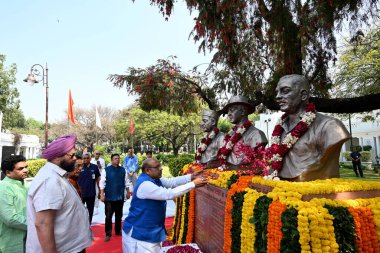 NEW DELHI, INDIA - 23 Mart 2025 'te Delhi Yasama Meclisi Başkanı Vijender Gupta ve Delhi BJP liderleri Şehadet Bhagat Singh, Rajguru, Sukhdev, Delhi Vidhan Sabha Kompleksi' nde, 23 Mart 2025 'te, Yeni Delhi, Hindistan' da. 