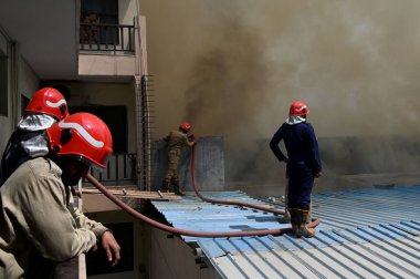 NEW DELHI, INDIA - 22 Mart 2025 tarihinde Hindistan 'ın Yeni Delhi kentinde, Shaheen Bagh ana yol pazarındaki bir ayakkabı galerisinde yangın çıktı.. 