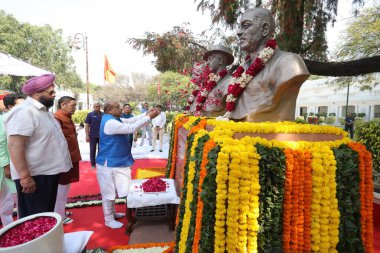 NEW DELHI, INDIA - 23 Mart 'ta Delhi Meclis Başkanı Vijender Gupta özgürlük savaşçıları Bhagat Singh, Sukhdev ve Rajguru' ya 23 Mart 2025 'te Hindistan' ın Yeni Delhi kentinde şehitlik günlerinde çiçek verdi. Shaheed Diwas ya da Şehitler Günü