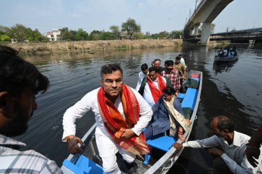 NEW DELHI, INDIA - 22 Mart 2025 tarihinde Hindistan 'ın Yeni Delhi kentinde, Sahibi Nehri ve Najafgarh Kanalizasyonu' nda yapılan teftiş sırasında Delhi Bayındırlık Bakanlığı (PWD) bakanı Parvesh Sahib Singh Verma. 