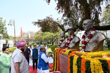 NEW DELHI, INDIA - 23 Mart 2025 'te Delhi Yasama Meclisi Başkanı Vijender Gupta ve Delhi BJP liderleri Şehadet Bhagat Singh, Rajguru, Sukhdev, Delhi Vidhan Sabha Kompleksi' nde, 23 Mart 2025 'te, Yeni Delhi, Hindistan' da. 