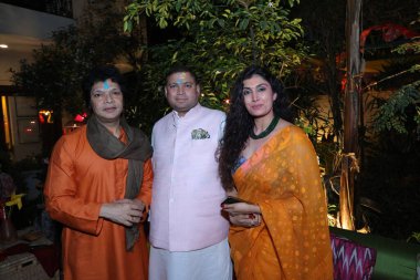 NEW DELHI, INDIA - 10 Mart 2025 tarihinde Yeni Delhi, Hindistan 'da Prabha Khaitan Vakfı tarafından düzenlenen canlı Holi kutlamaları sırasında Fautist Rakesh Chaurasia, Sundeep Butoria ve Shinjini Kulkarni.