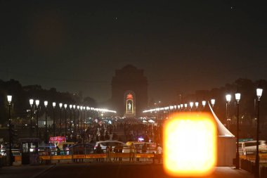 NEW DELHI, INDIA - 22 Mart 2025 'te Hindistan Kapısı' nın ışıkları Yeni Delhi, Hindistan 'da Dünya Saati sırasında kapanıyor. Dünya Saati, milyonlarca insanın bir saatliğine gereksiz ışıkları kapattığını gören küresel bir kampanyadır. Farkındalığı arttırmak için yapılıyor.