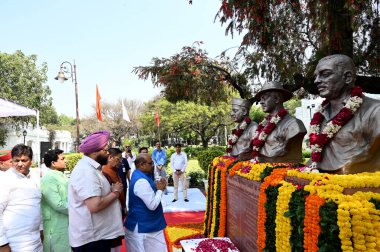 NEW DELHI, INDIA - 23 Mart 2025 'te Delhi Yasama Meclisi Başkanı Vijender Gupta ve Delhi BJP liderleri Şehadet Bhagat Singh, Rajguru, Sukhdev, Delhi Vidhan Sabha Kompleksi' nde, 23 Mart 2025 'te, Yeni Delhi, Hindistan' da. 