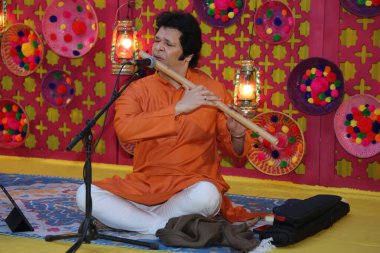NEW DELHI, INDIA - 10 Mart 2025 tarihinde, Fautist Rakesh Chaurasia, Prabha Khaitan Vakfı 'nın düzenlediği canlı Holi kutlamasında konser verdi..