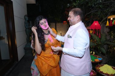 NEW DELHI, INDIA - 10 Mart 2025 tarihinde Yeni Delhi, Hindistan 'da Prabha Khaitan Vakfı tarafından düzenlenen canlı Holi kutlamaları sırasında Shinjini Kulkarni ve Sundeep Butoria. 