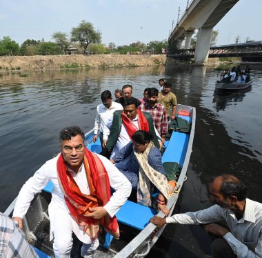 NEW DELHI, INDIA - 22 Mart 2025 tarihinde Hindistan 'ın Yeni Delhi kentinde, Sahibi Nehri ve Najafgarh Kanalizasyonu' nda yapılan teftiş sırasında Delhi Bayındırlık Bakanlığı (PWD) bakanı Parvesh Sahib Singh Verma. 