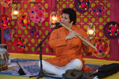NEW DELHI, INDIA - 10 Mart 2025 tarihinde, Fautist Rakesh Chaurasia, Prabha Khaitan Vakfı 'nın düzenlediği canlı Holi kutlamasında konser verdi..