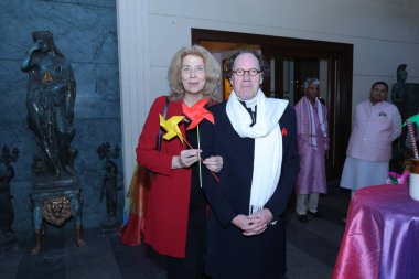 NEW DELHI, INDIA - 10 Mart 2025 'te Hindistan' ın Yeni Delhi kentinde Prabha Khaitan Vakfı 'nın düzenlediği canlı Holi kutlamasında eşi Peter Knoope ile birlikte Hollanda' nın Hindistan Büyükelçisi Marisa Gerards. 