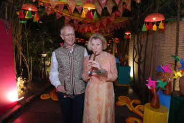 NEW DELHI, INDIA - 10 Mart 2025 tarihinde Hindistan 'ın Yeni Delhi kentinde Prabha Khaitan Vakfı' nın düzenlediği canlı Holi kutlaması sırasında kocası Espen Aasen ile birlikte Norveç 'in Hindistan Büyükelçisi. 