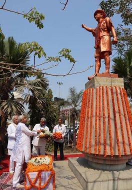 PATNA, INDIA - 23 Mart 2025: Bihar Genel Sekreteri Nitish Kumar, 23 Mart 2025 'te Hindistan' ın başkenti Patna 'da bulunan Lohia Park' taki doğum yıldönümünde Dr. Ram Manohar Lohia 'nın heykeline saygılarını sundu..