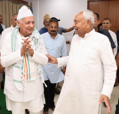 PATNA, INDIA - 23 Mart 2025 'te Hindistan' ın başkenti Patna 'da düzenlenen kutsal Ramazan ayında Bihar Valisi Arif Mohammad Khan ile Bihar Genel Sekreteri Nitish Kumar.