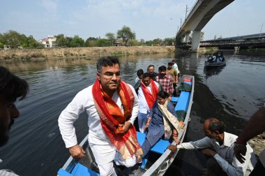 NEW DELHI, INDIA - 22 Mart 2025 tarihinde Hindistan 'ın Yeni Delhi kentinde, Sahibi Nehri ve Najafgarh Kanalizasyonu' nda yapılan teftiş sırasında Delhi Bayındırlık Bakanlığı (PWD) bakanı Parvesh Sahib Singh Verma. 