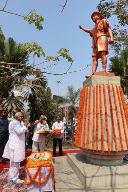 PATNA, INDIA - 23 Mart 2025: Bihar Genel Sekreteri Nitish Kumar, 23 Mart 2025 'te Hindistan' ın başkenti Patna 'da bulunan Lohia Park' taki doğum yıldönümünde Dr. Ram Manohar Lohia 'nın heykeline saygılarını sundu..