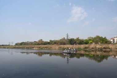 NEW DELHI, INDIA - 22 Mart 2025 tarihinde Hindistan 'ın Yeni Delhi kentinde, Sahibi Nehri ve Najafgarh Kanalizasyonu' nda yapılan teftiş sırasında Delhi Bayındırlık Bakanlığı (PWD) bakanı Parvesh Sahib Singh Verma. 