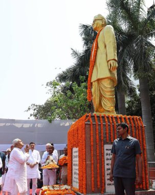 PATNA, INDIA - 23 Mart 2025: Bihar Genel Sekreteri Nitish Kumar, 23 Mart 2025 'te Hindistan' ın başkenti Patna 'da bulunan Lohia Park' taki doğum yıldönümünde Dr. Ram Manohar Lohia 'nın heykeline saygılarını sundu..