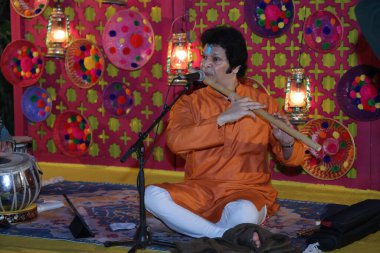 NEW DELHI, INDIA - 10 Mart 2025 tarihinde, Fautist Rakesh Chaurasia, Prabha Khaitan Vakfı 'nın düzenlediği canlı Holi kutlamasında konser verdi..