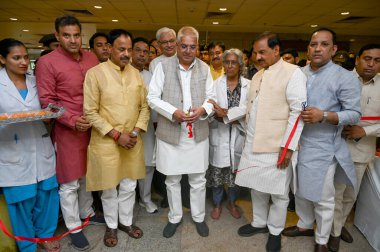 NOIDA, INDIA - Uttar Pradesh Tıp, Sağlık ve Aile Sağlığı Bakanı, Anne ve Çocuk Esirgeme Kurumu, Parlamento İşleri Bakanı Mayankeshwar Sharan Singh ve Gautam Buddha Nagar