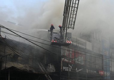NEW DELHI, INDIA - 22 Mart 2025 tarihinde Hindistan 'ın Yeni Delhi kentinde, Shaheen Bagh ana yol pazarındaki bir ayakkabı galerisinde yangın çıktı.. 
