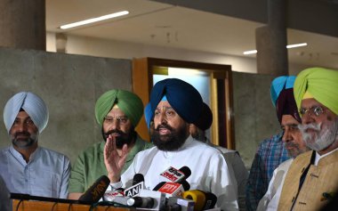 CHANDIGARH, INDIA - 26 Mart 2025 tarihinde Hindistan 'ın Chandigarh kentinde Punjab Vidhan Sabha' da yapılan Pencap Bütçe oturumundan sonra muhalefet lideri Partap Singh Bajwa ve diğer milletvekilleri medyayla iletişime geçtiler.. 